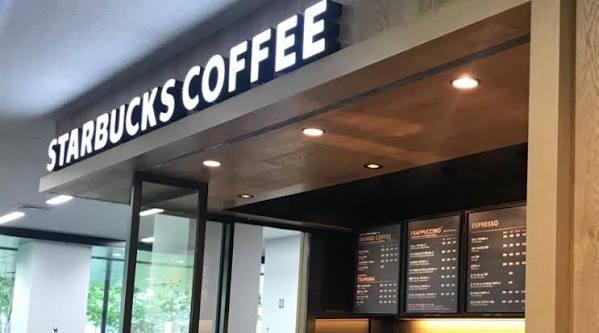 飲食店　スターバックスコーヒー早稲田大学戸山キャンパス店（飲食店）まで399m