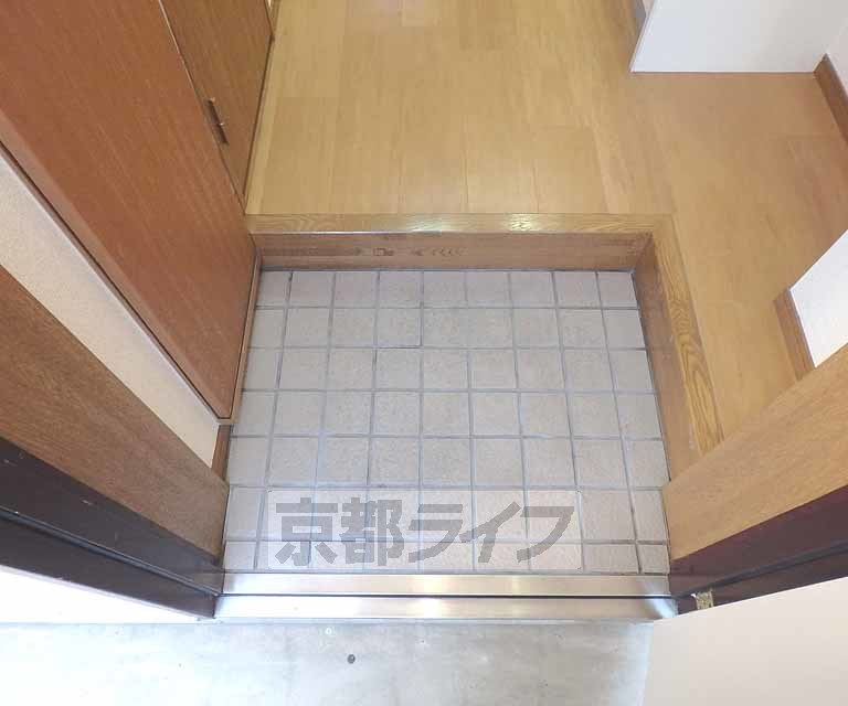 地下鉄烏丸線 北山駅 徒歩4分 3階建 築27年の玄関写真