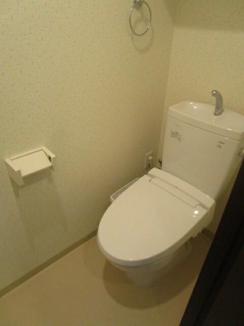 東京メトロ丸ノ内線 中野富士見町駅 徒歩3分 3階建 築19年のトイレ写真