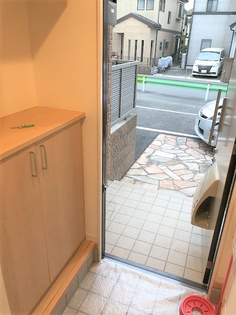 玄関　写真は同建物の別部屋を参考に掲載しております。