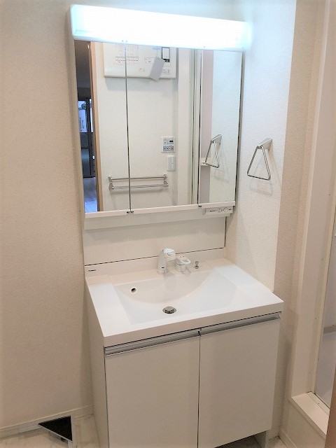 洗面設備　写真は同建物の別部屋を参考に掲載しております。