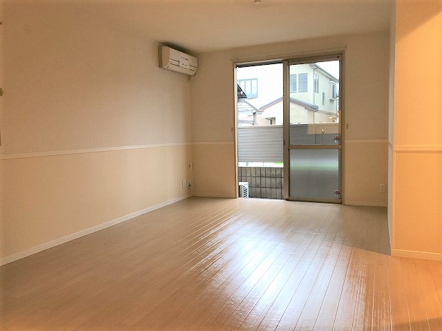 居室・リビング　写真は同建物の別部屋を参考に掲載しております。