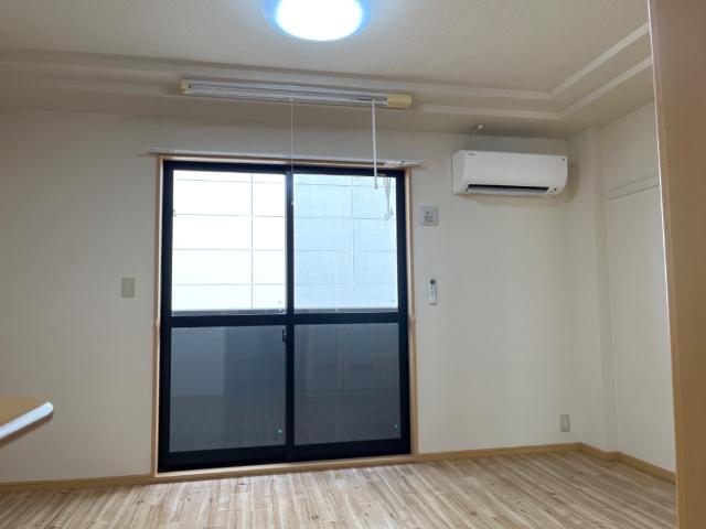 居室・リビング　室内