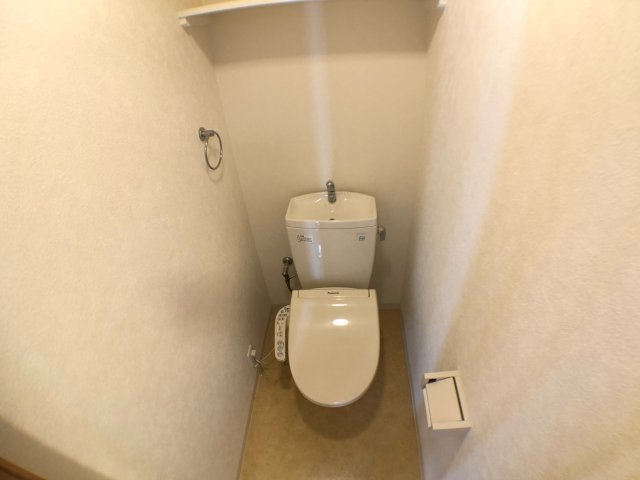 トイレ　温水洗浄便座付きのトイレです♪