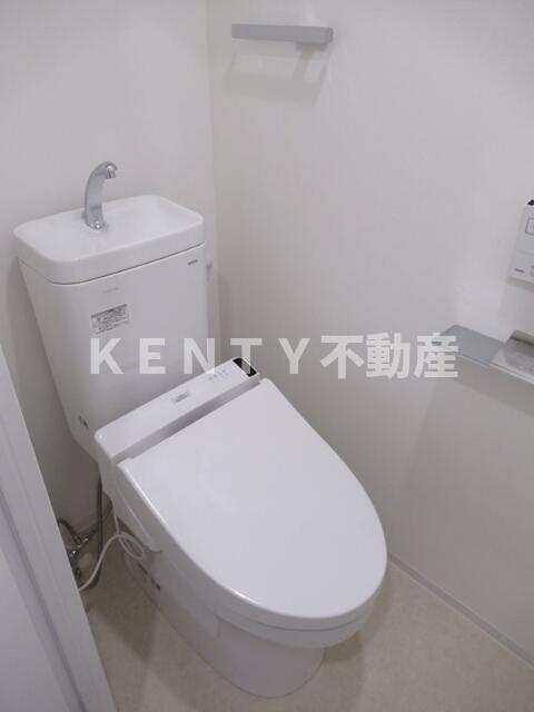 トイレ　落ち着いた色調のトイレです