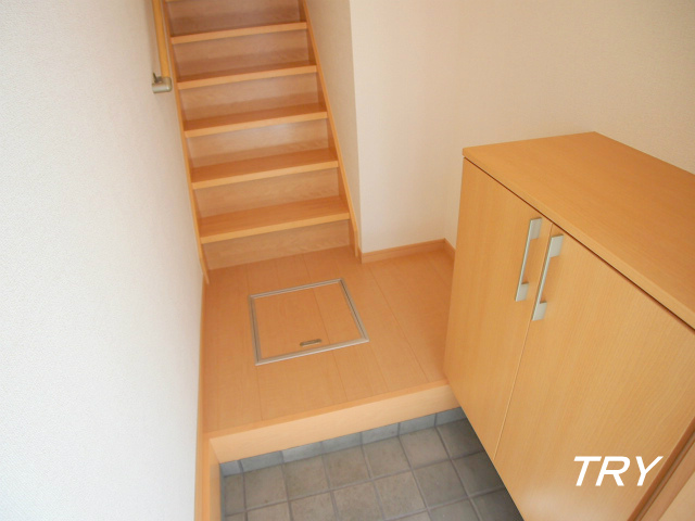 玄関　下駄箱付き