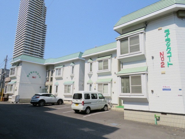 札幌市西区八軒一条西のアパートの建物外観