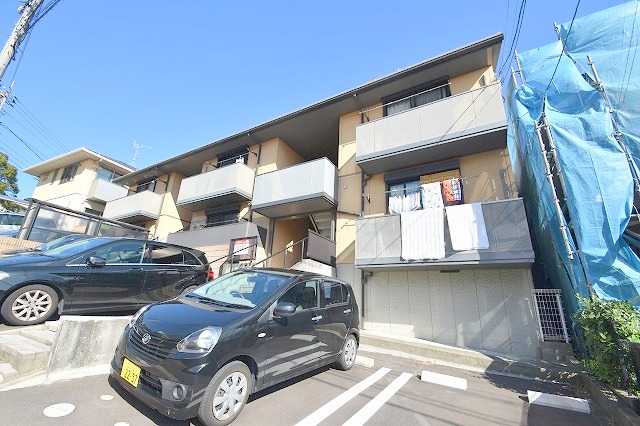 広島市西区草津梅が台のアパートの建物外観