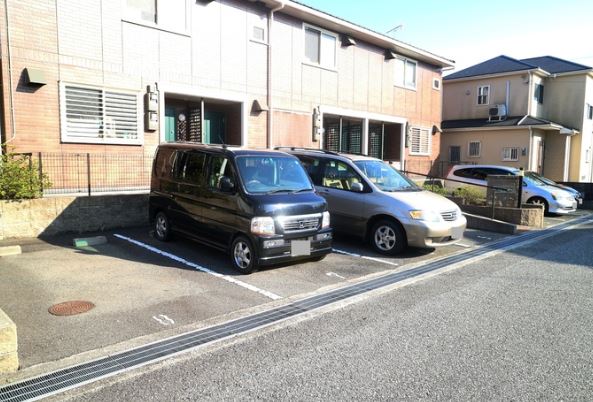 【神戸市西区押部谷町栄のアパートの駐車場】