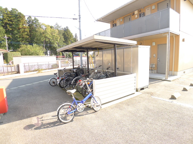 その他　雨の日も安心の屋根付きサイクルポート
