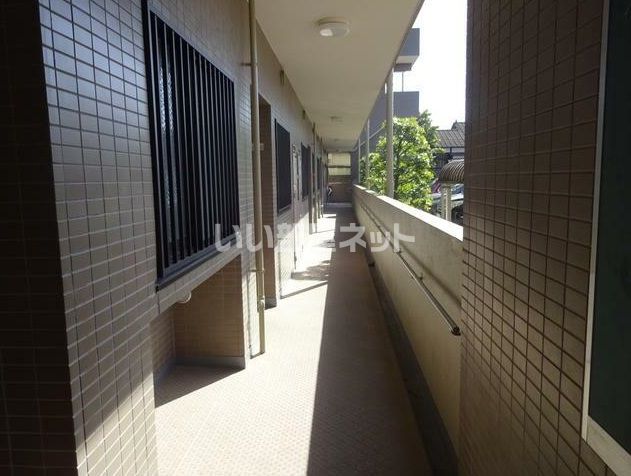 【羽村市緑ヶ丘のマンションの玄関】