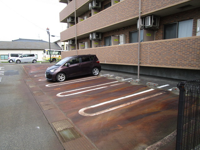 【ファーストクラス白新町の駐車場】