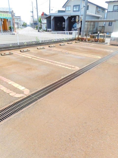 【長岡市宝のアパートの駐車場】