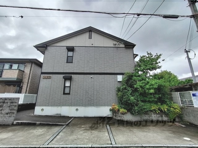 京都市西京区山田葉室町のアパートの建物外観