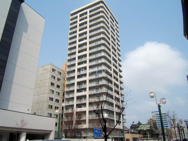 札幌市中央区南六条西のマンションの建物外観