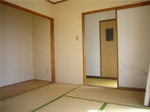 居室・リビング　6帖の和室も南向きで暖かいです。