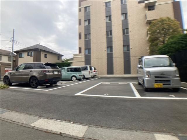 【大和市深見西のマンションの駐車場】