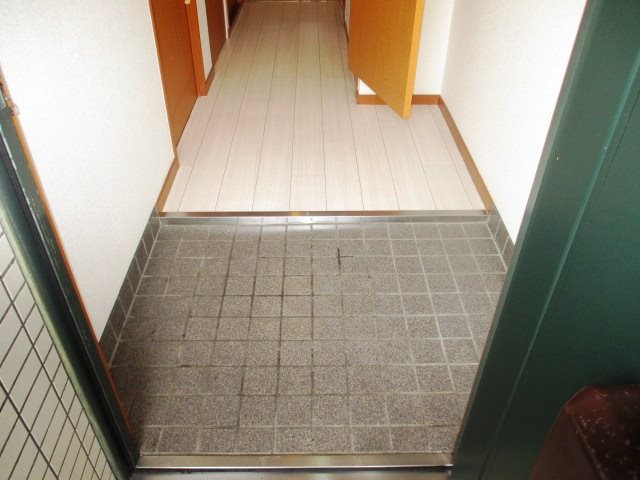 【尼崎市杭瀬本町のマンションの玄関】