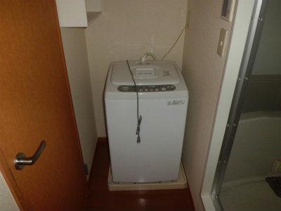 その他　洗濯機付。右がバス。左がトイレです。
