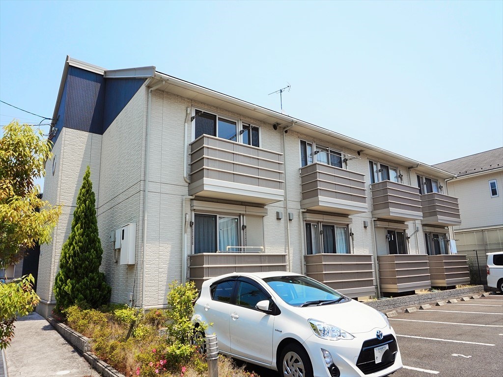 近江八幡市出町のアパートの建物外観