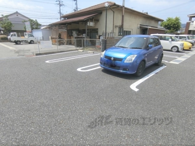 【近江八幡市出町のアパートの駐車場】