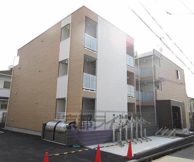 京都市山科区椥辻池尻町のアパートの建物外観