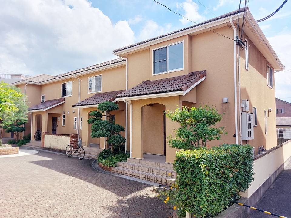 松山市祝谷のアパートの建物外観