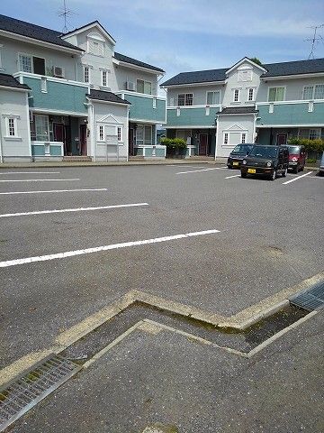 【鯖江市鳥羽町のアパートの駐車場】