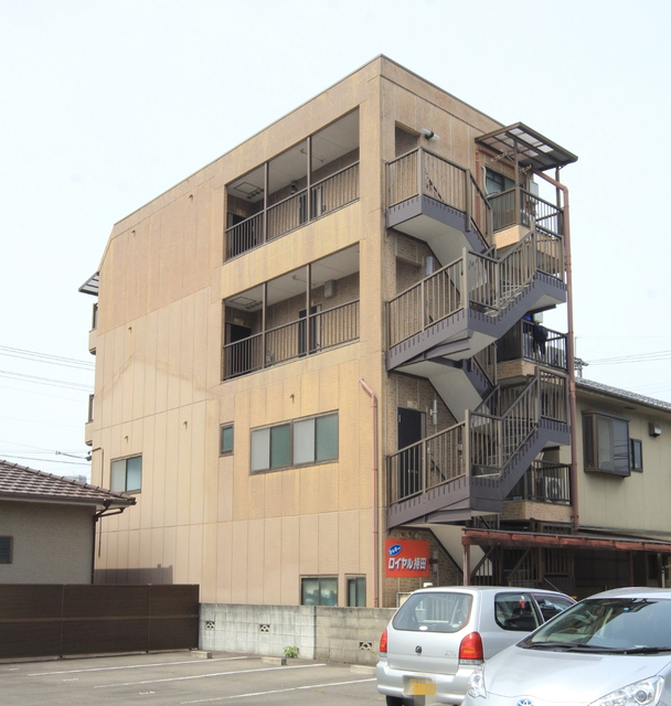 【松山市持田町のマンションの建物外観】