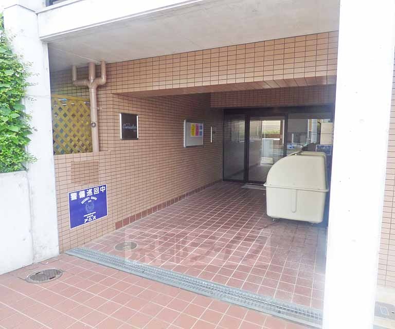 【京都市北区紫竹北栗栖町のマンションのエントランス】