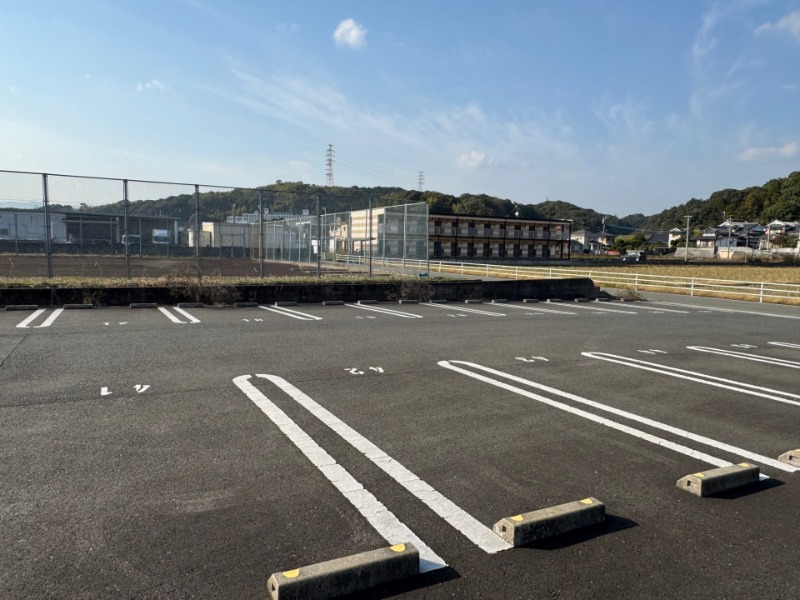 【宮若市本城のアパートの駐車場】