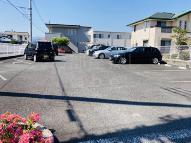 【小田原市小八幡のマンションの駐車場】