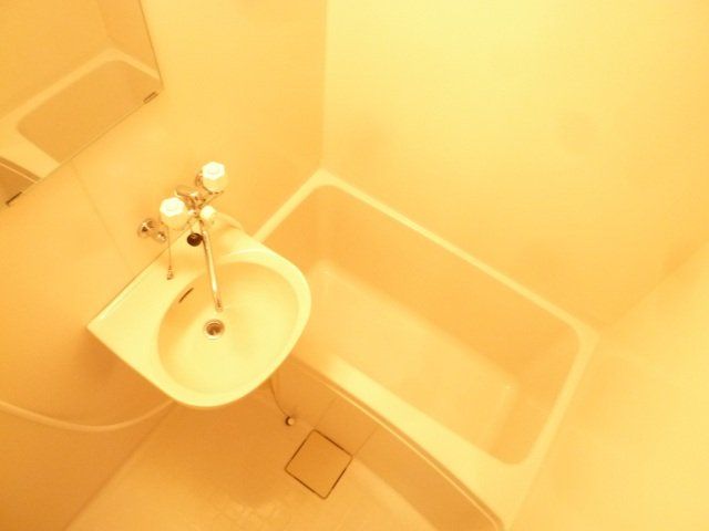 バス・シャワールーム　洗面付きの浴室です。