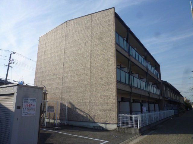 建物外観　鉄骨造の３階建のスマートな建物です。