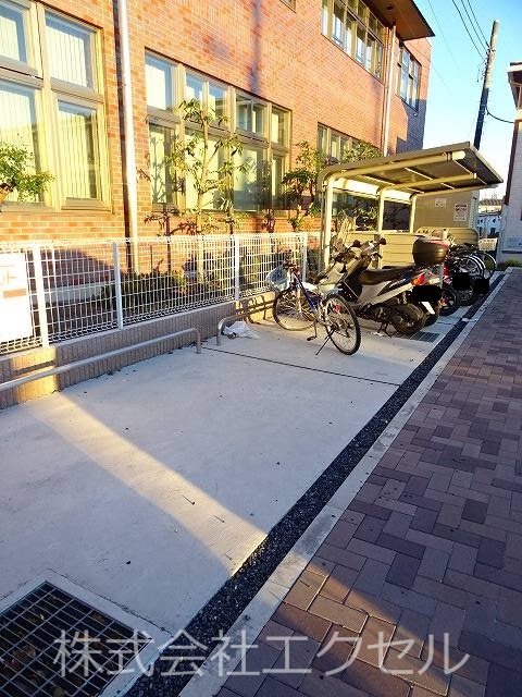その他共有部分　屋根付きの駐輪場です。
