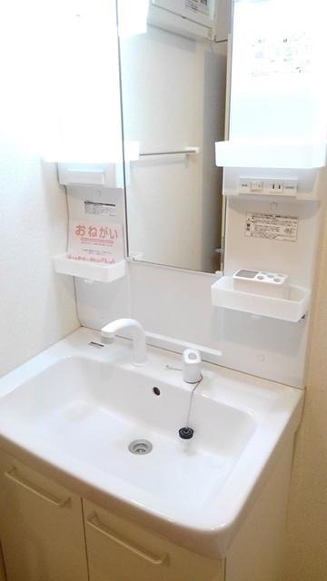 洗面設備　朝に嬉しいシャワー付洗面台です。