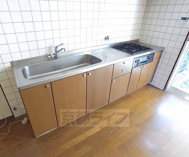 キッチン　大きいシステムキッチンです。