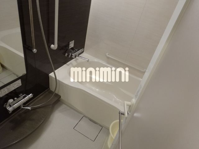 バス・シャワールーム　お風呂もワイドでゆったりと・・・