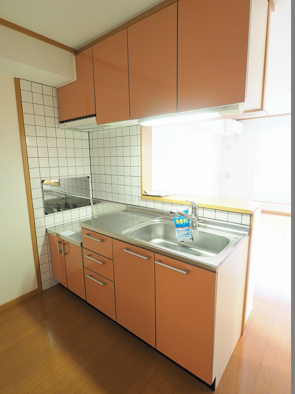 キッチン　※別号室の写真です。お部屋の様子もTVも観ながらお食事の支度