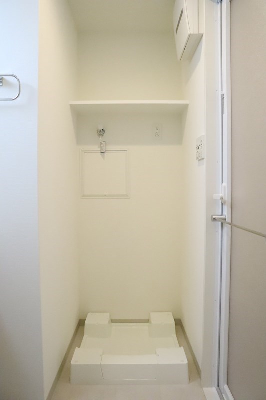 その他　洗濯機置き場上の棚は活用の幅が広く、個性が出そうですね。