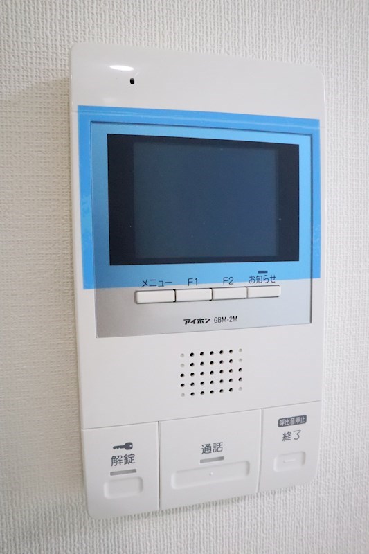 セキュリティ　TVモニター付きインターホンで来訪者の顔が確認できます。