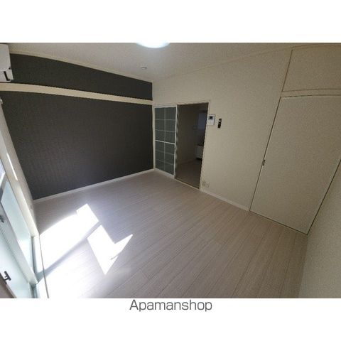 レピュート高岡Bの居間写真