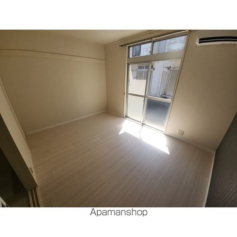 レピュート高岡Bの居間写真