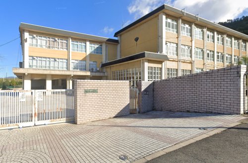 中学校　京都市立春日丘中学校（中学校）まで1097m