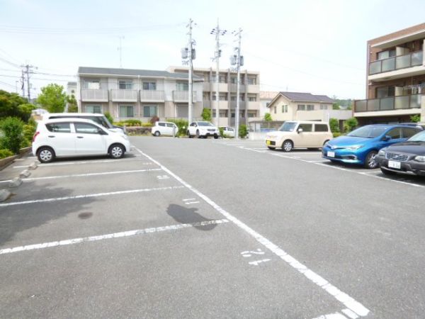 【箕面市彩都粟生南のマンションの駐車場】