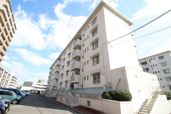 広島市西区草津新町のマンションの建物外観