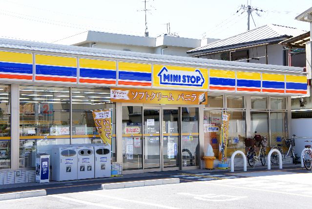 コンビニ　ミニストップ港北日吉本町店（コンビニ）まで576m