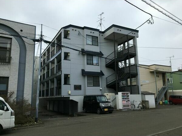 札幌市東区北四十二条東のアパートの建物外観