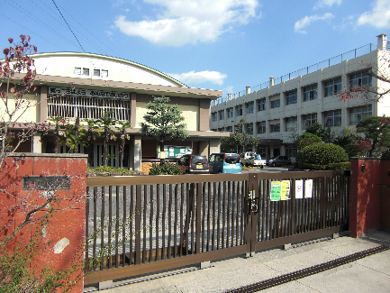 【レジデンスくろかわAの小学校】