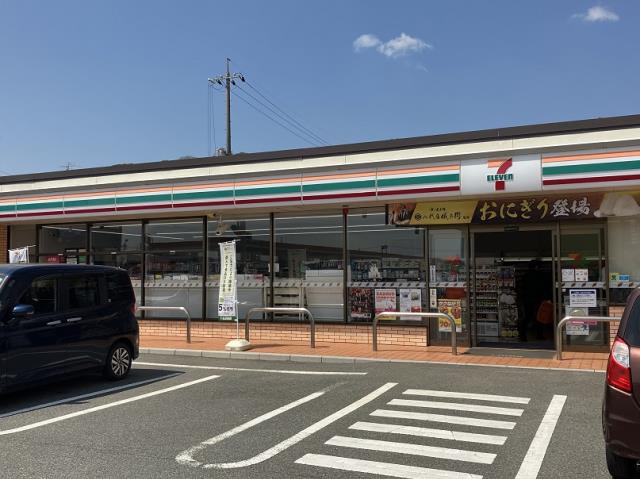 コンビニ　セブンイレブン（コンビニ）まで702m